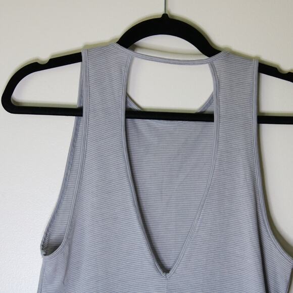 Women's Med Under Armour Lightweight Tank Grey White Pinstripes Open Back - Picture 7 of 7